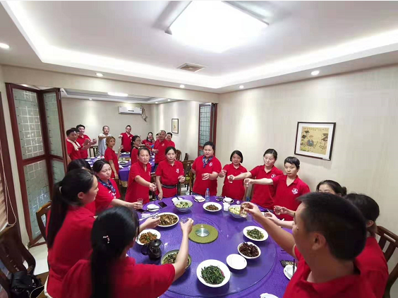 徒步完成，舉杯慶祝