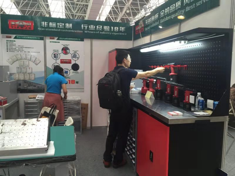 參展客戶(hù)展會(huì)現(xiàn)場(chǎng)考察中