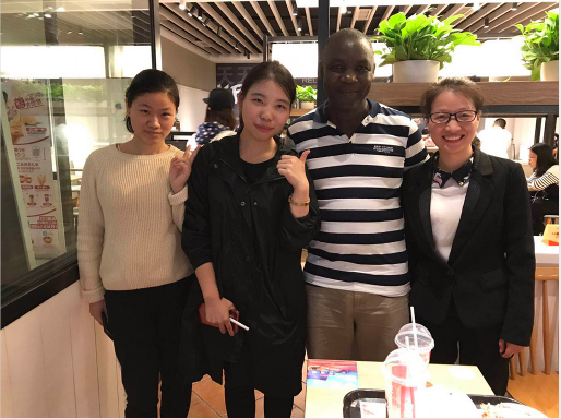 工具柜廠家天金岡技術總經理周艷玲女士與國外客戶合影