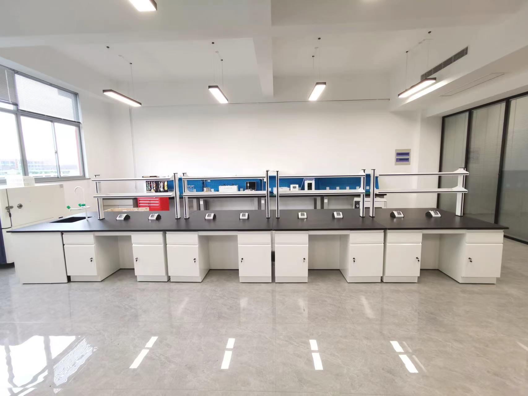 天金岡為蘇州空間液態(tài)定制實驗室實驗臺